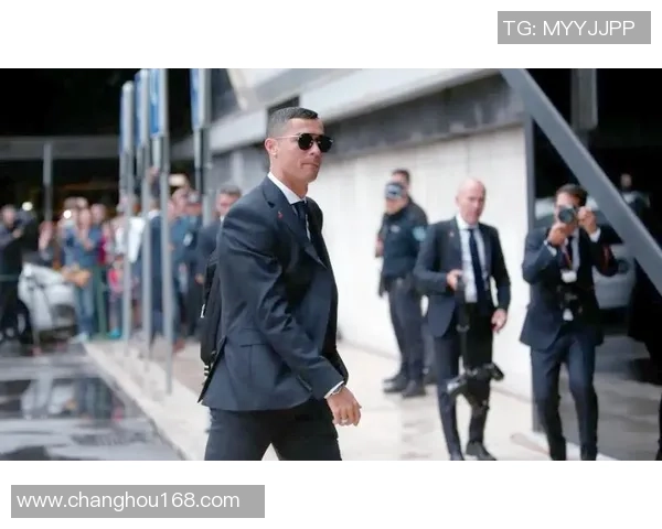 足球明星右手佩戴手表展现时尚魅力与运动精神的完美结合 足球明星右手佩戴手表展现时尚魅力与运动精神的完美结合