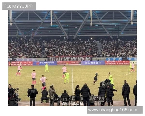 香港足球明星赛汕头激情开赛球迷热情高涨共庆足球盛宴 香港足球明星赛汕头激情开赛球迷热情高涨共庆足球盛宴